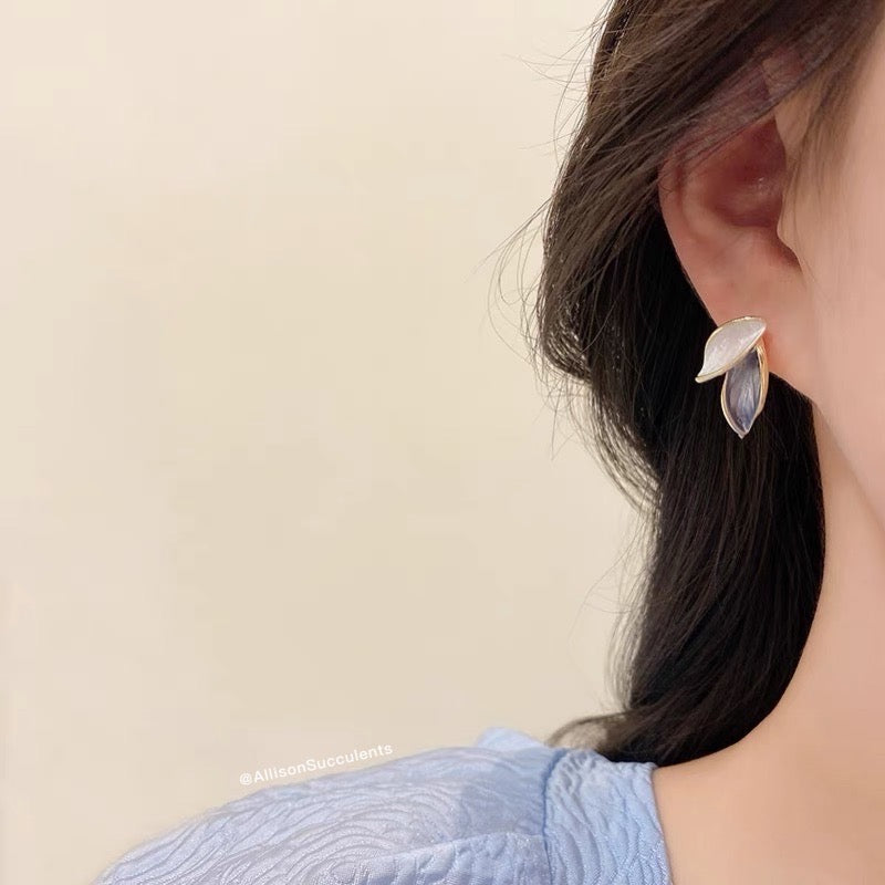 Asymmetric Graceful White and Blue Leaf with Gold Alloy surround Earrings (S925)
