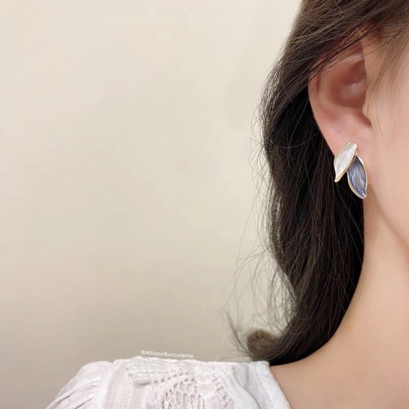 Asymmetric Graceful White and Blue Leaf with Gold Alloy surround Earrings (S925)