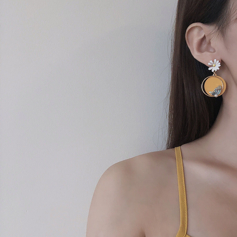 Daisy Butterfly Enamel Replicate Leather Pearls Earrings (S925 Post)